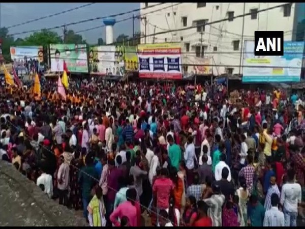  Devotees throng to Devi Manikeshwari temple on the occasion of 'Chhatar jatra' in Kalahandi today. (Photo/ANI)