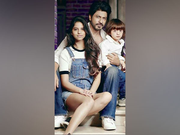 Shah Rukh Khan and his children (Image source: Twitter)