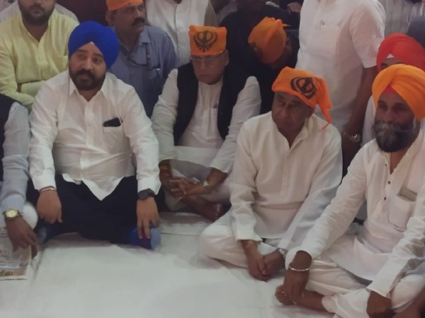 Madhya Pradesh Chief Minister Kamal Nath at Gurudwara Nanaksar Hamidia Road in Bhopal on Tuesday.