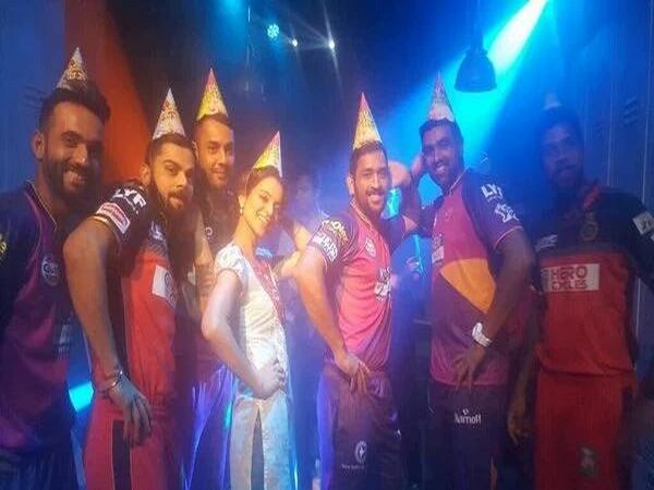 Kangana Ranaut with Virat Kohli and Dhoni (Image source: Twitter)