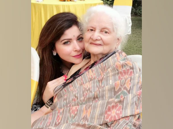 Kanika Kapoor and her late grandmother (Image source: Instagram)