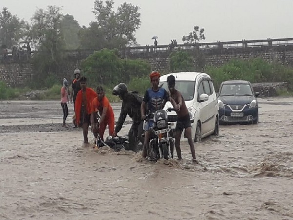 Group of Kanwarias getting stuck in a stream of river,