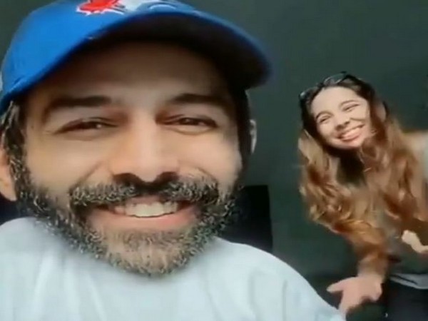 Kartik Aaryan with his sister Kritika Tiwari (Image Source: Instagram)