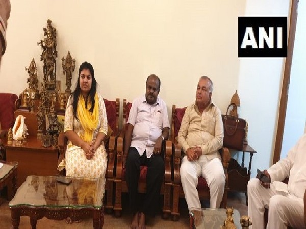 A meeting between caretaker Karnataka Chief Minister HD Kumaraswamy and Congress leader Ramalinga Reddy in Bengaluru on July 25. Photo/ANI