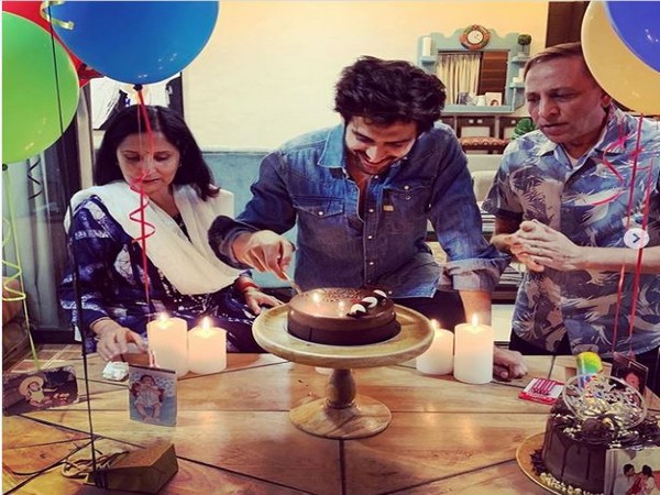 Kartik Aaryan celebrating his birthday with parents (Image courtesy: Instagram)