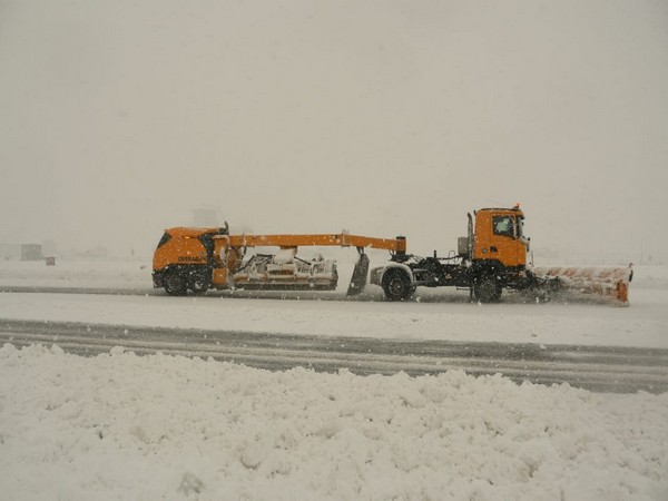 BRO clears Srinagar Airport runway after heavy snowfall (Photo/ ANI)