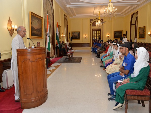 president Kovind interacts with Kahmiri students at Rashtrapati Bhawan (Photo by Indian Army)