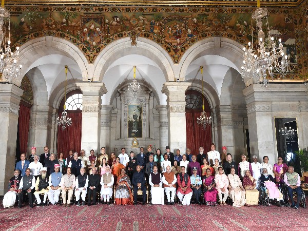Group photo of Padma awardees along with PM Modi, President Kovind and other dignitaries (Photo/Twitter)