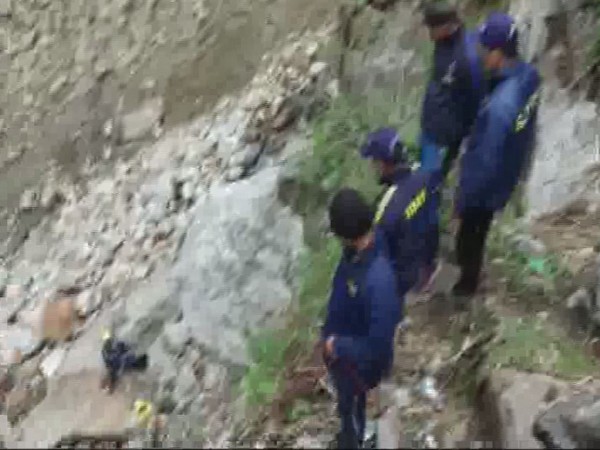 SDRF team rescuing the stuck tourists at Chhoti Lincholi Glacier Point