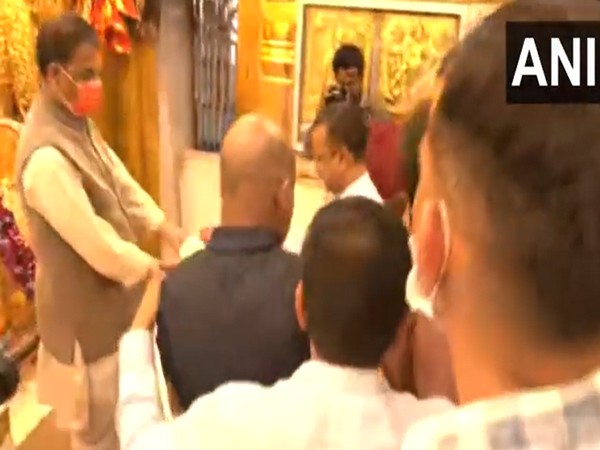 Delhi Chief Minister Arvind Kejriwal offers prayers at Hanuman Temple in New Delhi (Photo/ANI) 