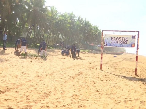 On International Coastal Cleanup Day (ICCD), an environmental organisation, 'Thanal' organised clean up programme in Trivandrum on Saturday. Photo/ANI