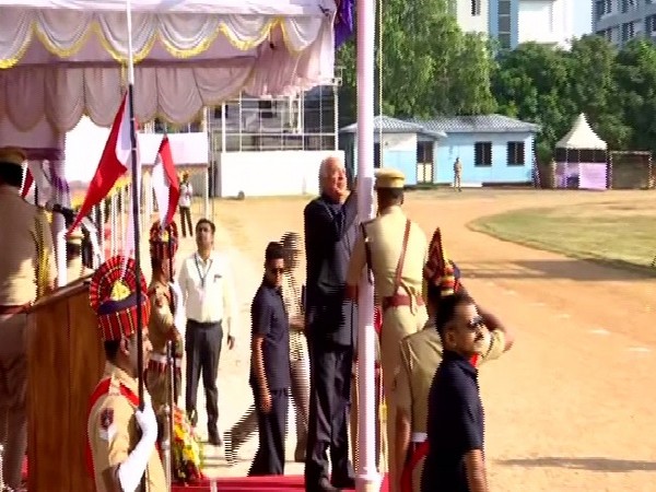 Kerala Governor Arif Mohammad Khan hoisting the national flag in Trivandrum on Sunday.