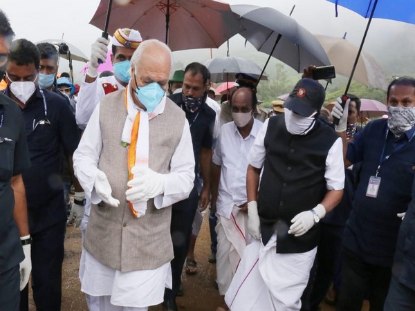 Kerala Governor Arif Mohammad Khan and Chief Minister Pinarayi Vijayan at Idukki landslide site. (Photo/ANI)