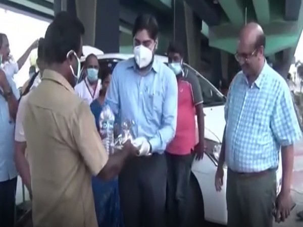 Kerala State Civil Supplies distributes food and water to drivers amid COVID-19 lockdown. Photo/ ANI