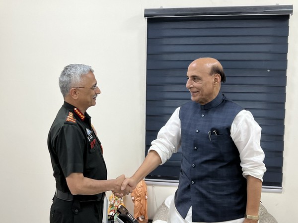 Defence Minister Rajnath Singh met outgoing Army chief General Manoj Mukund Naravane (Photo:Twitter/Rajnath Singh)