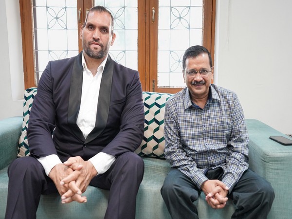 Delhi Chief Minister Arvind Kejriwal with 'The Great Khali' (Image courtesy: Twitter/ @ArvindKejriwal)