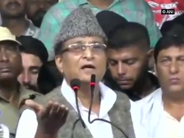 Samajwadi Party leader Azam Khan speaking at a public rally in Rampur 