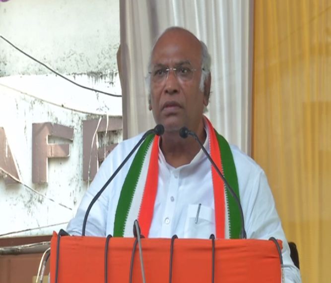 Senior Congress leader Mallikarjun Kharge addressing an election rally at Kalaburagi, Karnataka, on Sunday. Photo/ANI