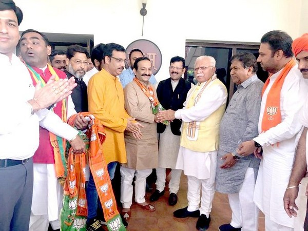 Chief Minister Manohar Lal Khattar with leaders who joined BJP today. (Photo courtesy: Manohar Lal Khattar Twitter)