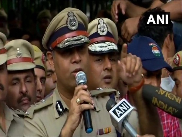 Joint Commissioner of Police Rajesh Khurana addressing protesters outside police headquarters at ITO, New Delhi on Tuesday.