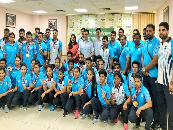 Union Sports Minister Kiren Rijiju with Indian medal winning athletes. (Photo/Kiren Rijiju Twitter)