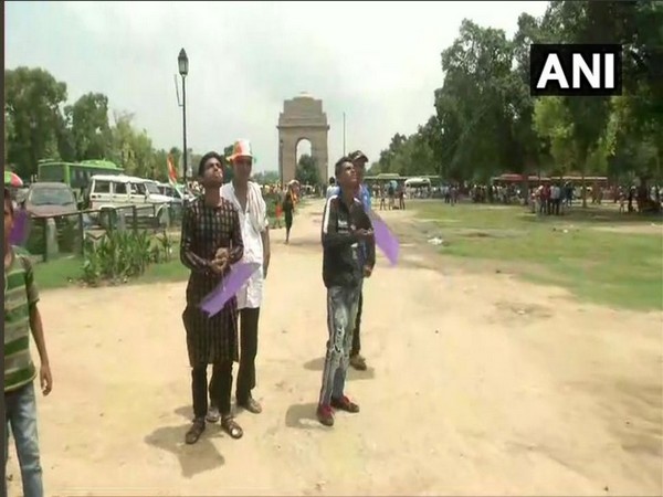 People fly kites at India Gate on Independence Day. Photo/ANI