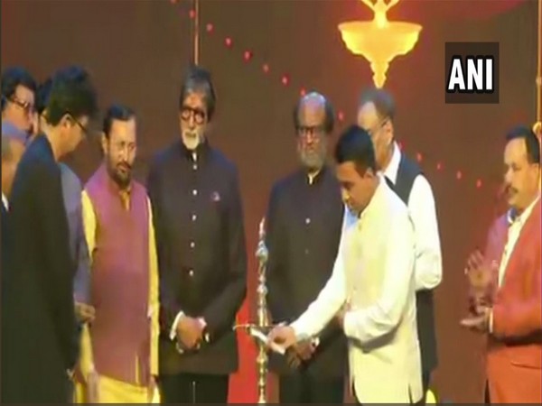 Amitabh Bachchan, Rajinikanth, Prakash Javadekar and Pramod Sawant lights the lamp at IFFI 2019 