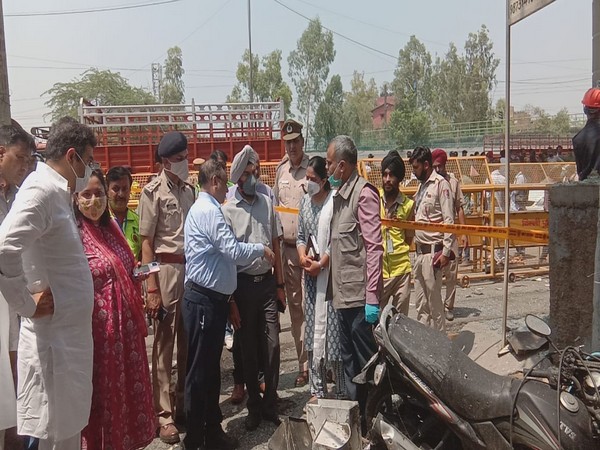 Forensic teams to assist Delhi police in identifying samples from Delhi fire site. (Photo/ANI)