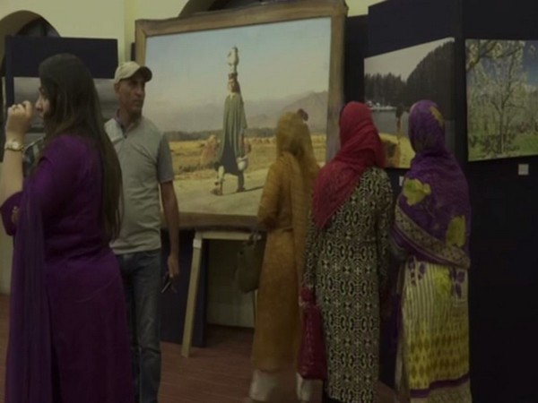 Photography exhibition in Srinagar receives overwhelming response from youths