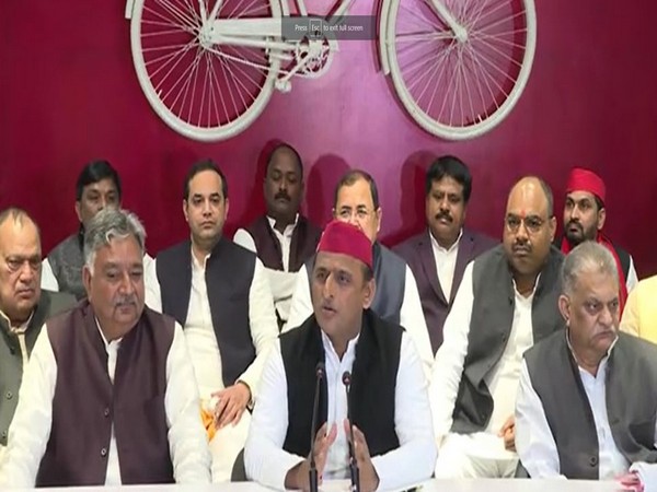 Samajwadi Party chief Akhilesh Yadav (center) (Photo/ANI)