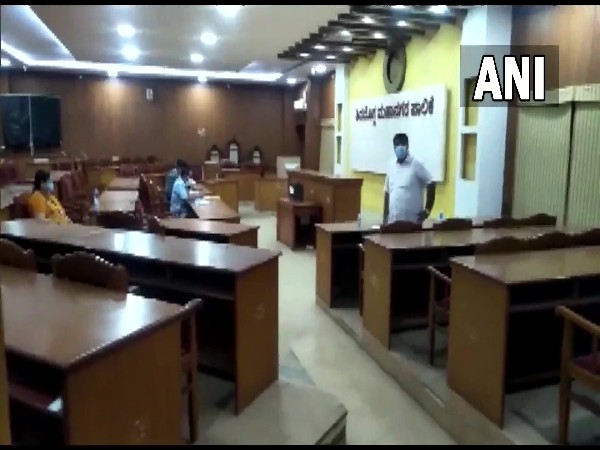 Voting for election of Karnataka Legislative Council underway (Photo:ANI)