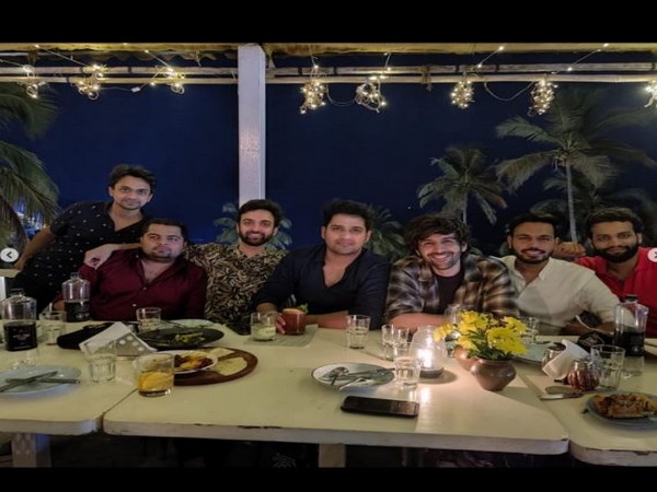 Kartik Aaryan with his friends (Image source: Instagram)