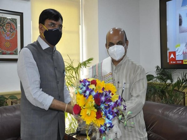 Karnataka CM Basavaraj Bommai with  Union Health Minister Mansukh Mandaviya.