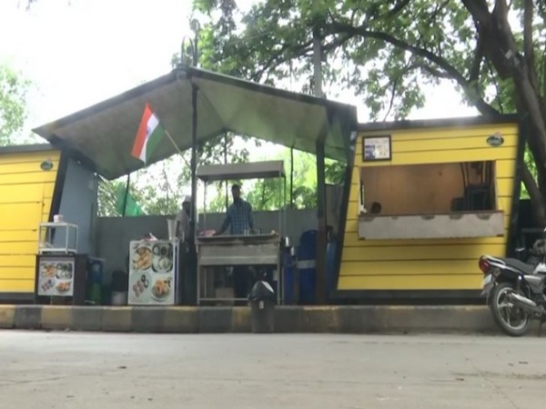 Food stall across the roadside (Photo/ANI)