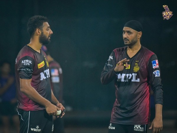 Varun Chakravarthy and Harbhajan Singh (Image: KKR)