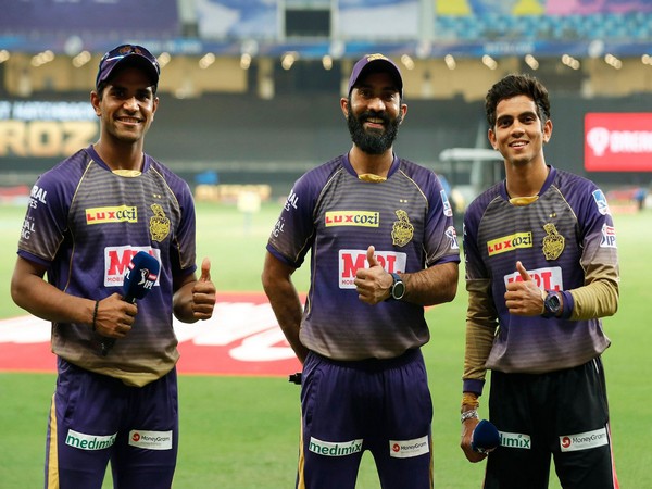 Shivam Mavi and Kamlesh Nagarkoti with Dinesh Karthik (Photo/ iplt20.com)