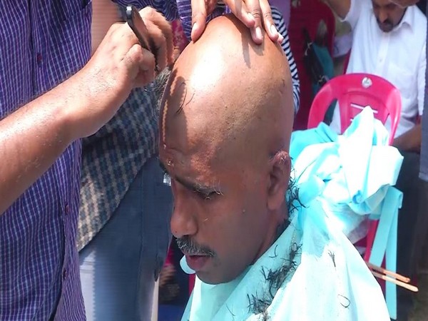 Kerala Hotel and Restaurant Association (KHRA) protestors tonsuring their head against gas price hike in Kochi. (Photo/ANI)