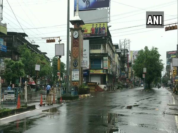 Streets wear a deserted look as West Bengal observes complete lockdown on Monday. (Photo/ANI)