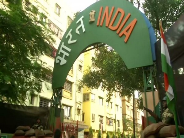 A pandal showcases life in Indo-Bangladesh border in Kolkata. Photo/ANI