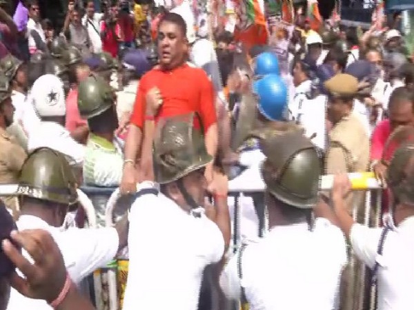 Police stopped the BJYM protesters from going to the CESC office in Kolkata. Photo/ANI