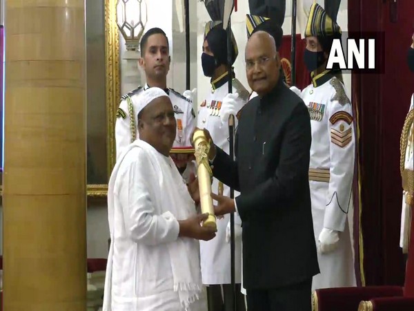 Visual of Abdul Khader Nadakattin receiving Padma Shri award from President Ram Nath Kovind (Photo/ANI) 