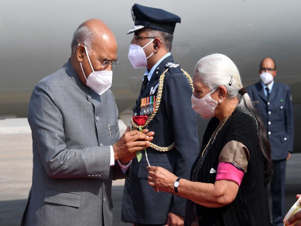 President Ram Nath Kovind welcomed by Uttar Pradesh governor Anandiben Patel (Image courtesy: Twitter/ @rashtrapatibhvn)
