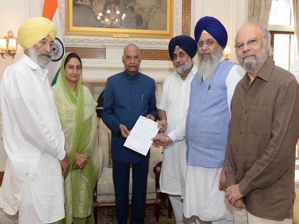 Union Minister Harsimrat Kaur Badal and others met President Kovind in Delhi on Saturday. Photo Courtesy: Rashtrapati Bhavan/Twitter