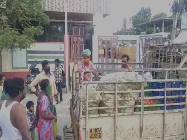 Officials in Krishna district distribute vegetable to people in Red Zone [Photo/ANI]