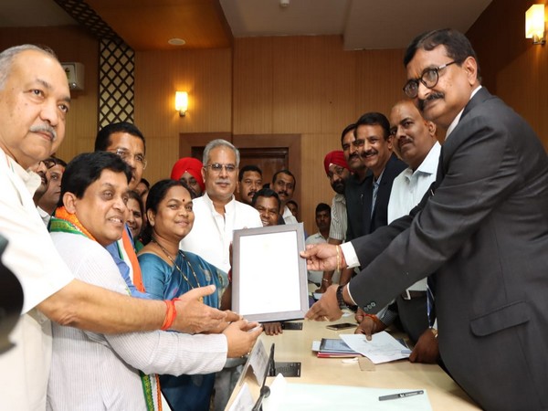 Returning Officer giving election certificate to Phoolo Devi Netam in Raipur on Wednesday. Photo/ANI