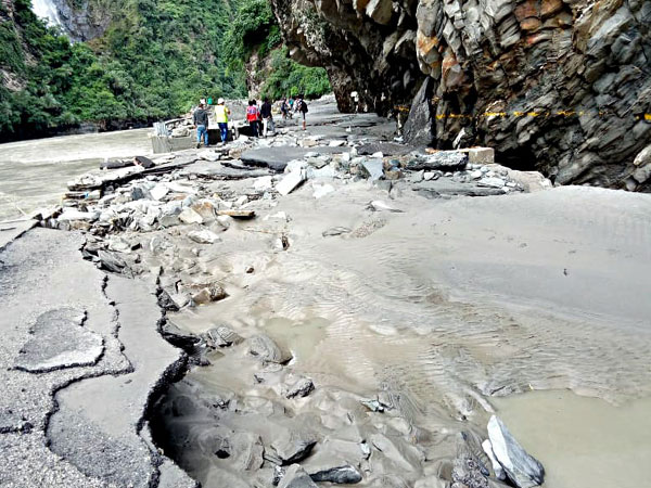 Mandi-Kullu road damaged following heavy rainfall in Dwada