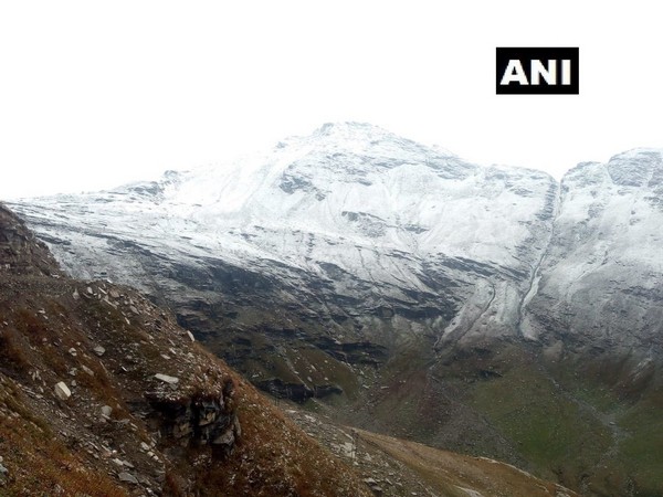 Rohtang pass in Kullu received fresh snowfall on Friday. (Photo/ANI)