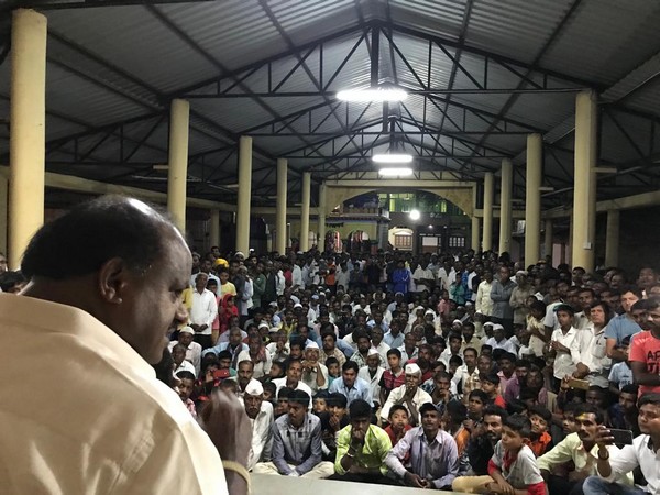 Karnataka former Chief Minister HD Kumaraswamy interacting with locals on Saturday. (Photo/ANI)