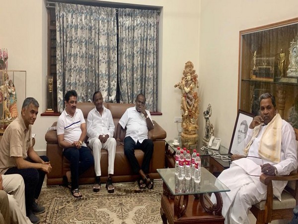 Karnataka CM HD Kumaraswamy, rebel Congress MLA MTB Nagaraj, and Congress leader Zameer Ahmed Khan at the residence of Siddaramaiah in Bengaluru on Saturday 