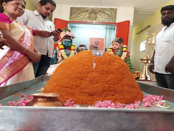 BJP workers offered a 70 kg laddu at Sivan Kamatchi Amman Temple in Coimbatore to mark Prime Minister's 70th birthday. (Photo/ANI)